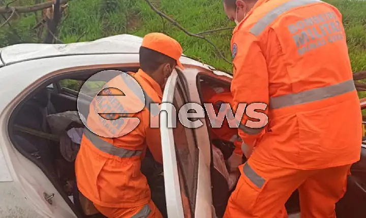 Mulher morre após veículo sair da pista e atingir árvore na BR-146 em Araxá