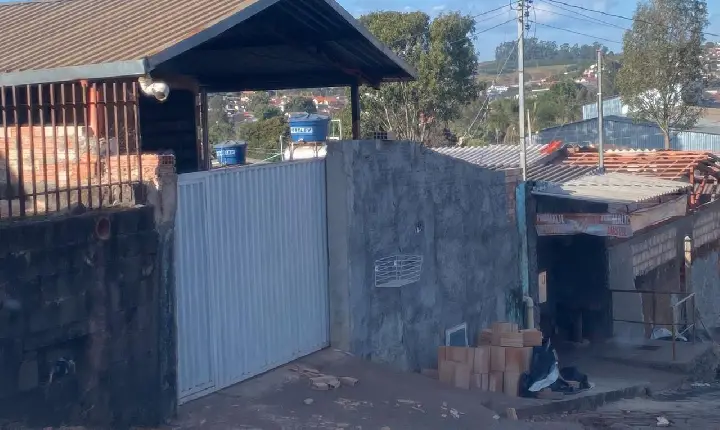 Mulher, suspeita de incendiar residência em Campos Altos, se apresenta no Pelotão da Polícia Militar