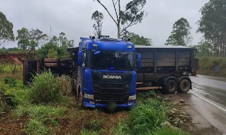 Na BR-262 em Campos Altos, composição de carreta tomba após veículo sair da pista