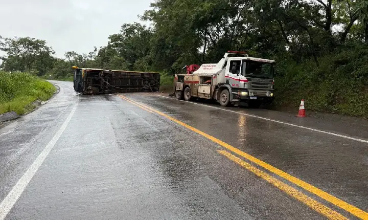 Nove pessoas ficaram feridas após ônibus tombar na BR-262,em Ibiá MG