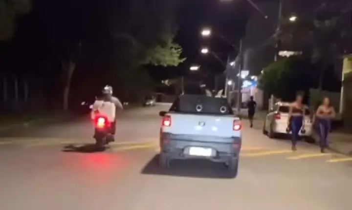 'Olha o carro do atestado batendo na sua porta': veículo é flagrado anunciando documentos médicos em BH