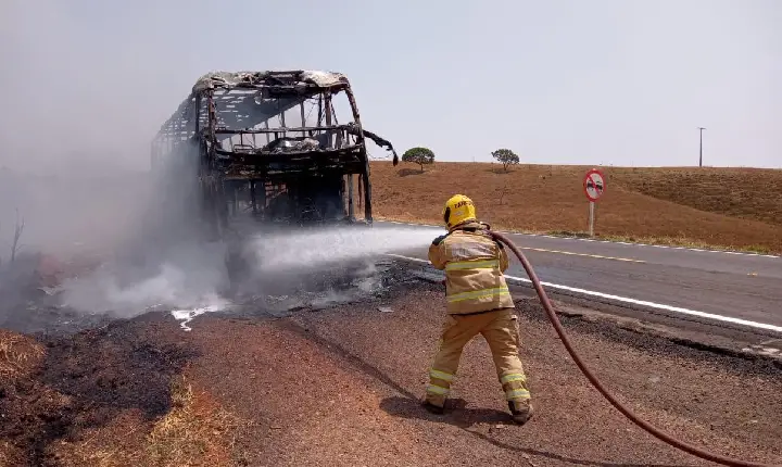 Ônibus de turismo pega fogo na MG-428 em Araxá