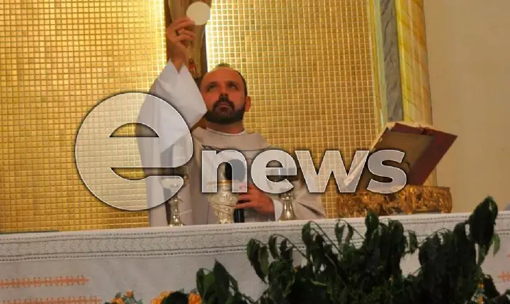 Padre campos-altense Marcelo Ávila celebra missa do dia do trabalho, em Campos Altos