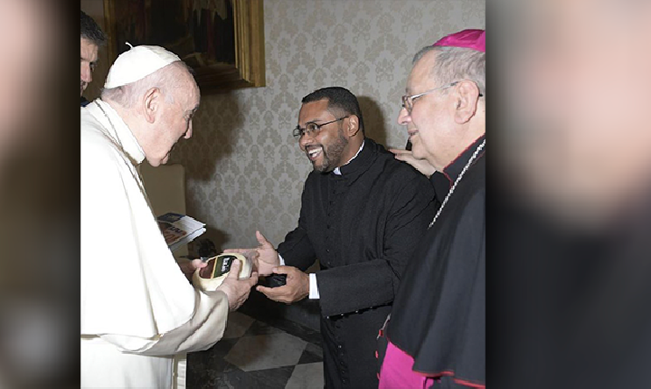 Padre de diocese à qual Campos Altos pertence presenteia Papa Francisco com queijo mineiro