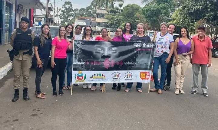 Passeata com distribuição de panfletos marca campanha de prevenção à violência doméstica, em Campos Altos