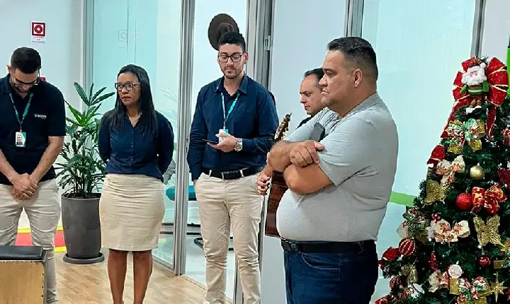 Pastor Emerson, da Igreja Batista Manancial, participa de momento devocional com funcionários do Sicoob Crediagro