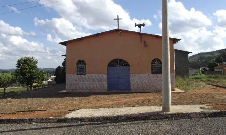 Pastoral da Saúde promove doação de roupas em ação social na Igreja de Santo Antônio, em Campos Altos