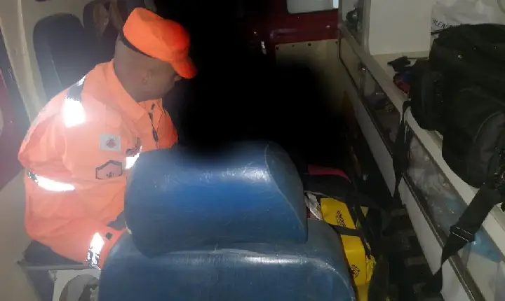 Peão de rodeio bate a cabeça ao cair de touro e é socorrido pelos bombeiros de Campos Altos