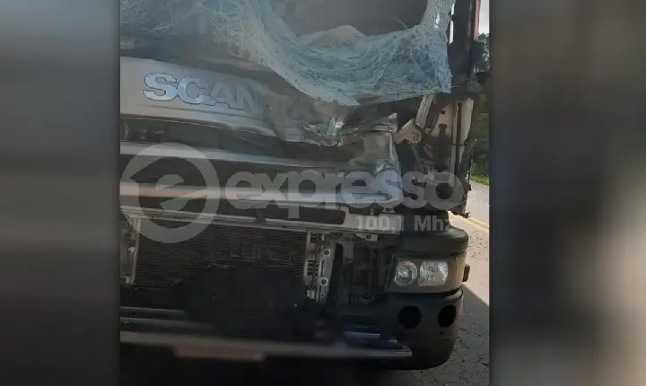 Peça de carreta se solta e atinge carro de passeio, na BR-262 em Campos Altos