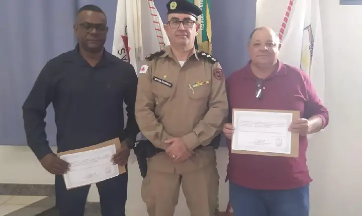 Policiais militares campos-altenses são homenageados em Araxá pelos bons serviços prestados à comunidade