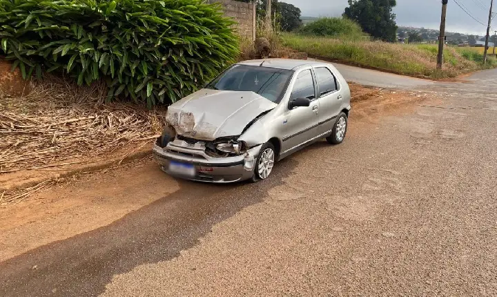 Por suspeita de embriaguez, mulher que abandonou carro em via pública é presa pela PM em Campos Altos
