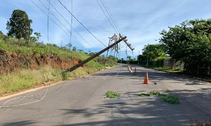 Poste é derrubado após ser atingido por veículo, próximo ao Santuário em Campos Altos
