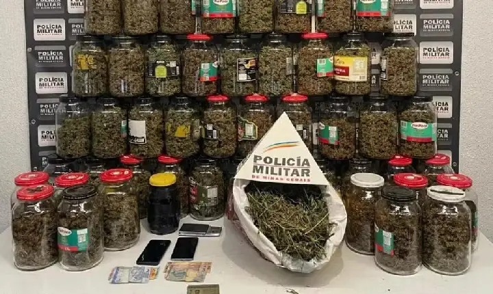 Potes de vidro com 'supermaconha' são achados dentro de guarda-roupa infantil no interior de MG