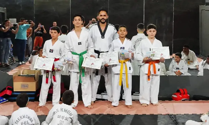Praticantes de Taekwondo recebem premiação de 'Atleta Destaque' por comprometimento com o esporte, em Campos Altos