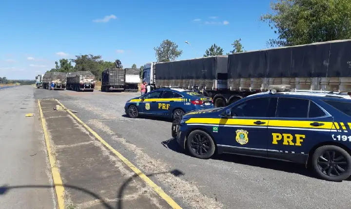 PRF fiscaliza veículos de carga na BR-262, entre Campos Altos e Córrego Danta