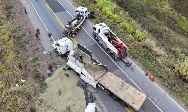 PRF utiliza drone para coibir saque de carga de café após acidente na BR-262 em Campos Altos