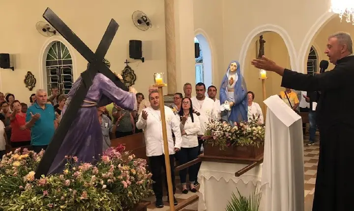 'Procissão do Encontro' emociona fiéis em Campos Altos