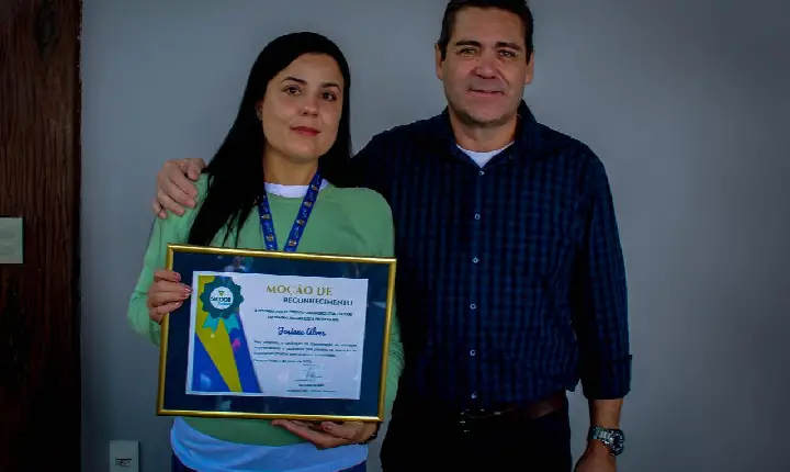 Professora Josiane Alves é homenageada com moção de reconhecimento por seu empenho na disseminação da educação empreendedora