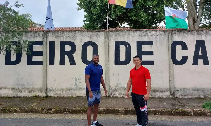 Professores Ronaldo e Robinho promovem projeto com alunos e colorem escola com bandeiras dos países da Copa