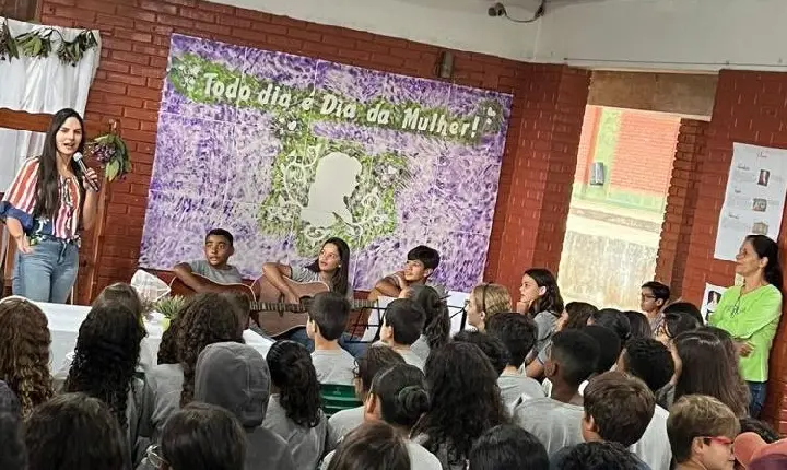 Profissionais palestram para estudantes em dia voltado para reconhecimento e valorização da mulher