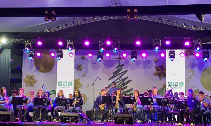 Público araxaense participa do FestNatal ao som da Banda Lira Santo Antônio, de Campos Altos