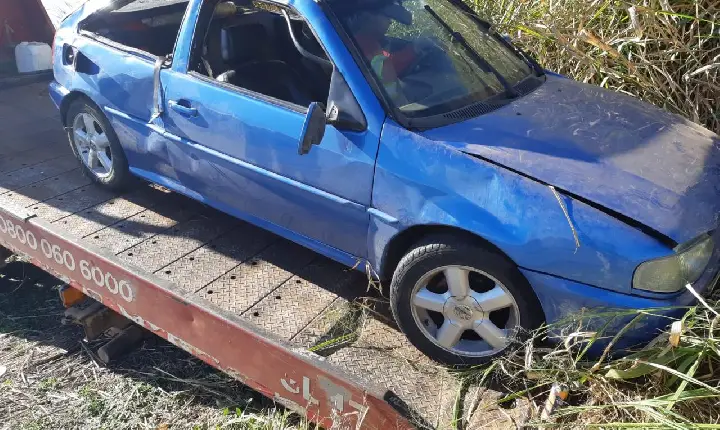Quatro pessoas ficam feridas após carro capotar na BR-262, em Luz