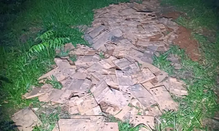 Quatro toneladas de material furtado de linha férrea são recuperados pela Polícia Militar em Campos Altos; dois foram presos