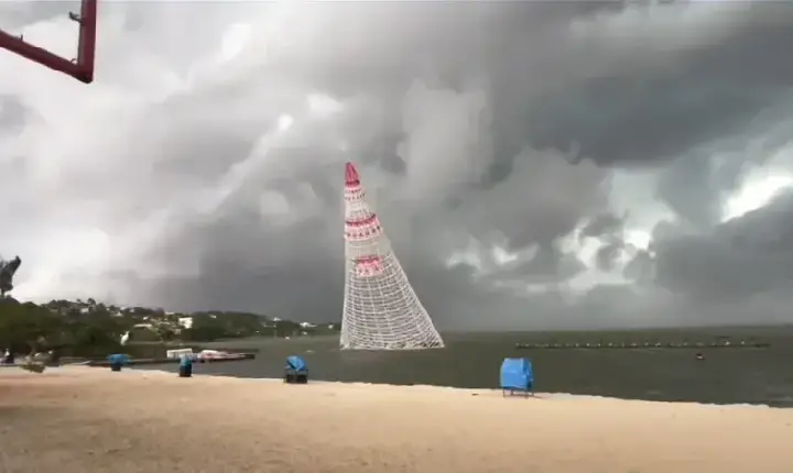Queda de árvore de Natal mata um funcionário e deixa dois feridos em Maricá (RJ)