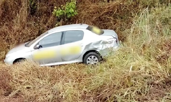 Radialista de Campos Altos sofre acidente e carro para em meio à vegetação na BR-262