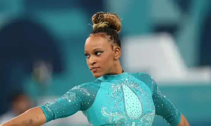 Rebeca Andrade conquista ouro no solo e se torna maior medalhista do Brasil em Olimpíadas