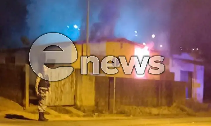 Residência pega fogo, em Campos Altos; policiais e bombeiros foram acionados