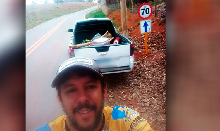 Romeiro sinaliza trajeto entre sua cidade e o Santuário de Nossa Senhora, em Campos Altos