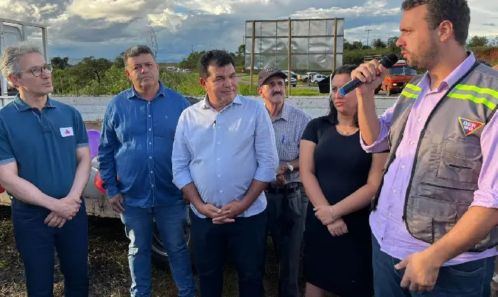 Romeu Zema vistoria novo asfalto na LMG-827, que liga Pratinha à BR-262; prefeito comenta importância da obra