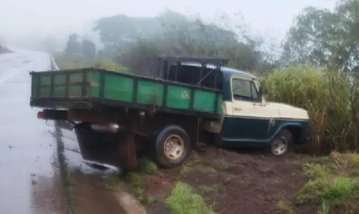 Saída de pista de caminhonete é registrado na BR-262,motorista campos-altense saiu ileso