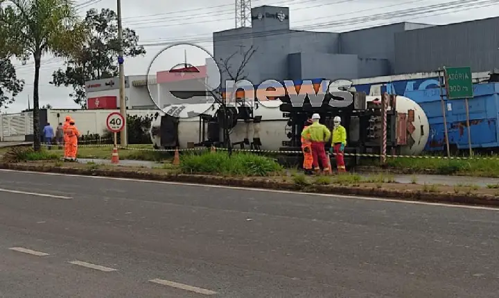 Semi-reboque com carga inflamável tomba na avenida Ministro Olavo Drummond em Araxá