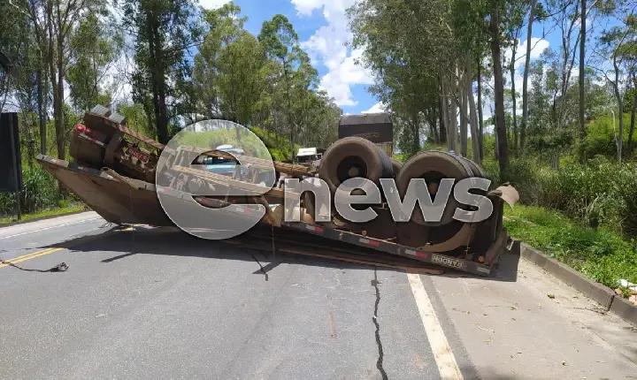 Semirreboque tomba e deixa BR-262 interditada em Campos Altos