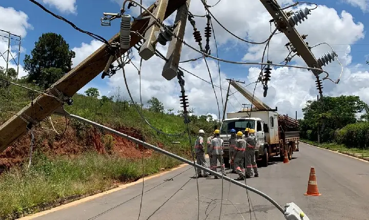 Substituição de poste de sustentação que foi atingido por veículo é iniciada, em Campos Altos