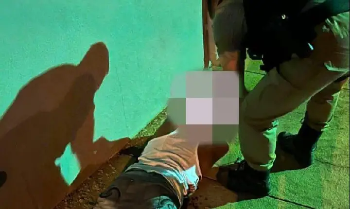 Suspeito de importunação sexual apanha de moradores e tenta reagir à prisão, em Campos Altos