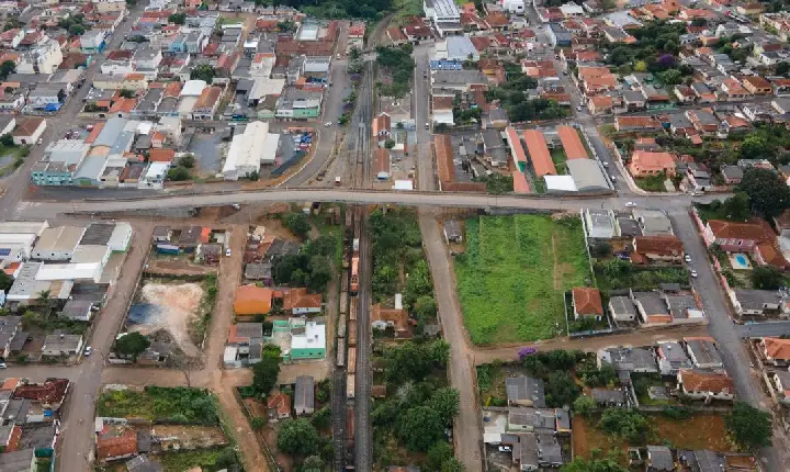 Suspeitos de assaltar mercearia e levar dinheiro e celular são presos pela PM, em Campos Altos