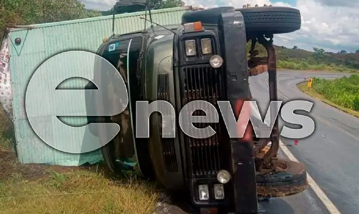 Trânsito fica lento após caminhão tombar na BR-262, em Campos Altos