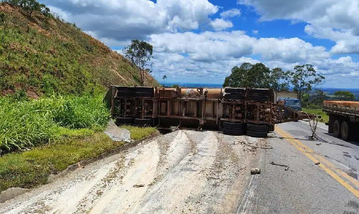 Trânsito sofre lentidão após tombamento de semirreboque de carreta, na BR-262 em Luz MG
