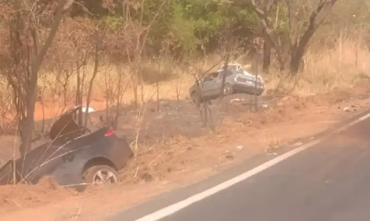Três mulheres morrem em batida entre dois carros na BR-352, em Abaeté