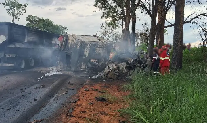 Três pessoas morreram carbonizadas em acidente na BR-262 em Luz MG