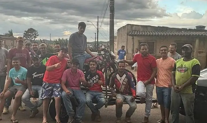 Trilheiros de Campos Altos promovem ação e presenteiam campos-altense com moto de trilha