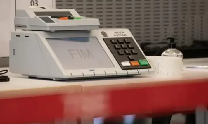 TSE proíbe que eleitores entrem com o celular na cabine de votação