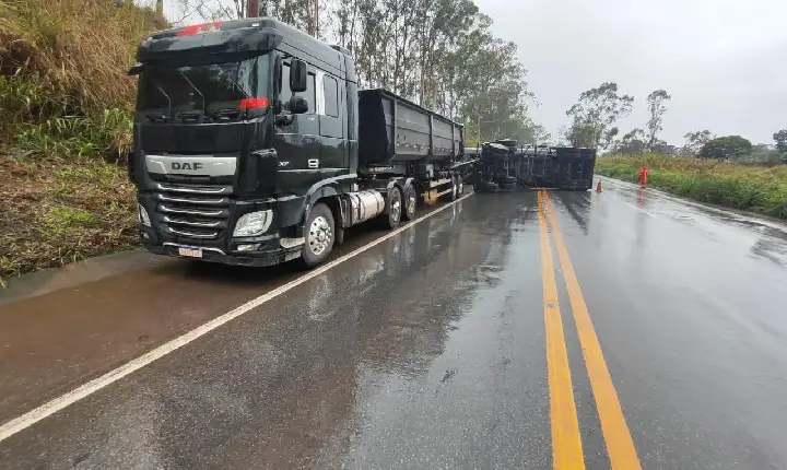 Vagão de carreta carregado com calcário tomba na BR-262 em Campos Altos