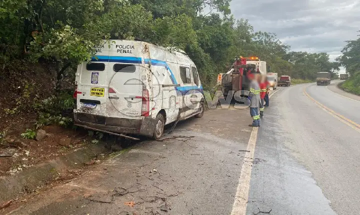 Van da Polícia Penal sofre acidente na BR 262 entre Campos Altos e Ibiá