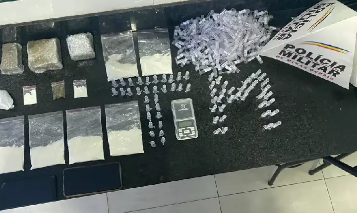 Vários pinos para vender cocaína são apreendidos e trio é detido em Formiga