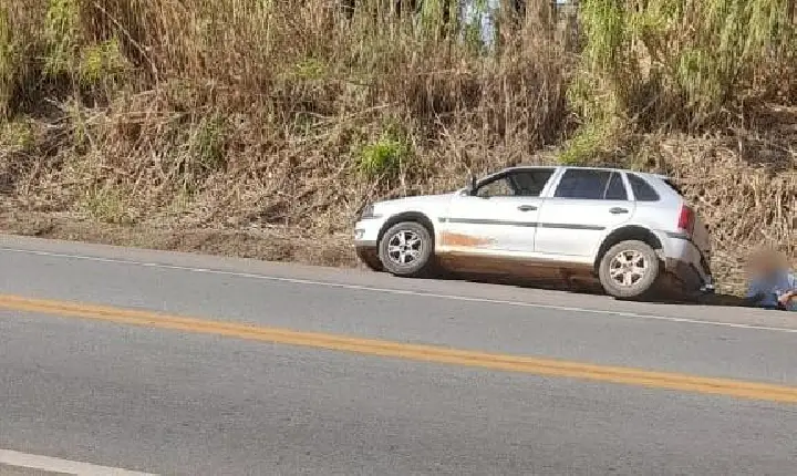 Veículo cai em canaleta após sair da pista na BR-262, próximo ao distrito de Cachoeirinha