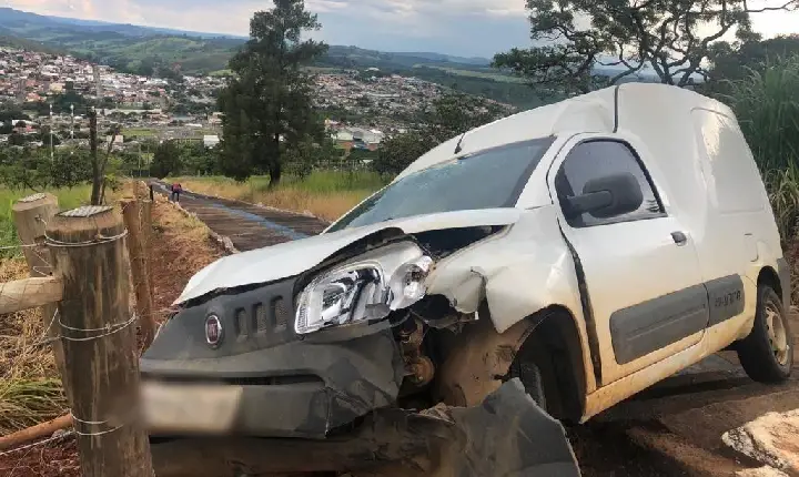 Veículo cai na escadaria do Santuário de Nossa Senhora Aparecida em Campos Altos